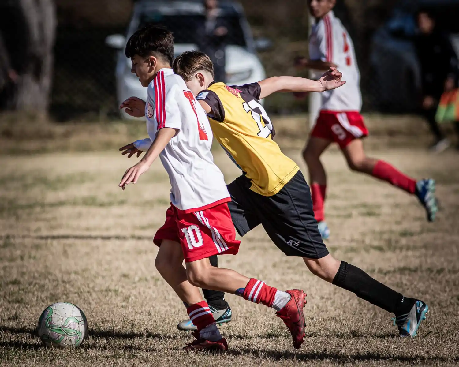 Acción en el fútbol de inferiores de la Liga Regional Tresarroyense, esta mañana