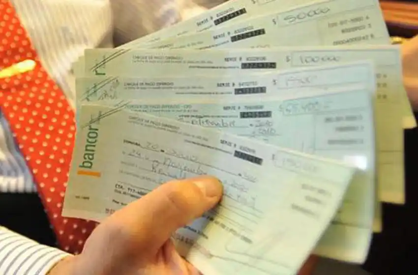 Lo que dejó la crisis del dólar: «explotan» los cheques rechazados y denuncian el quiebre en la cadena de pagos