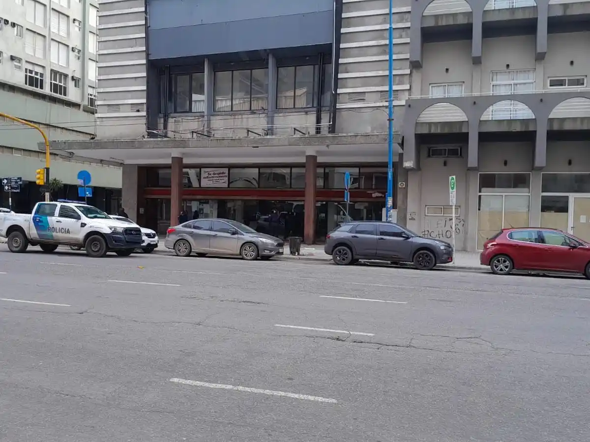 Los agentes hallaron una camioneta Renault Master blanca con la puerta del acompañante mal cerrada y el interior completamente revuelto.