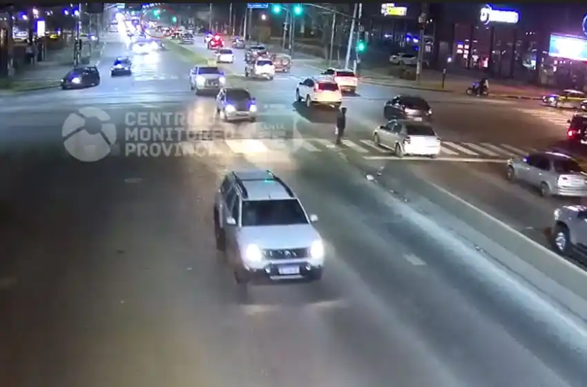 Así fue el momento en el que un auto cruza el semáforo en rojo y embiste a un motociclista