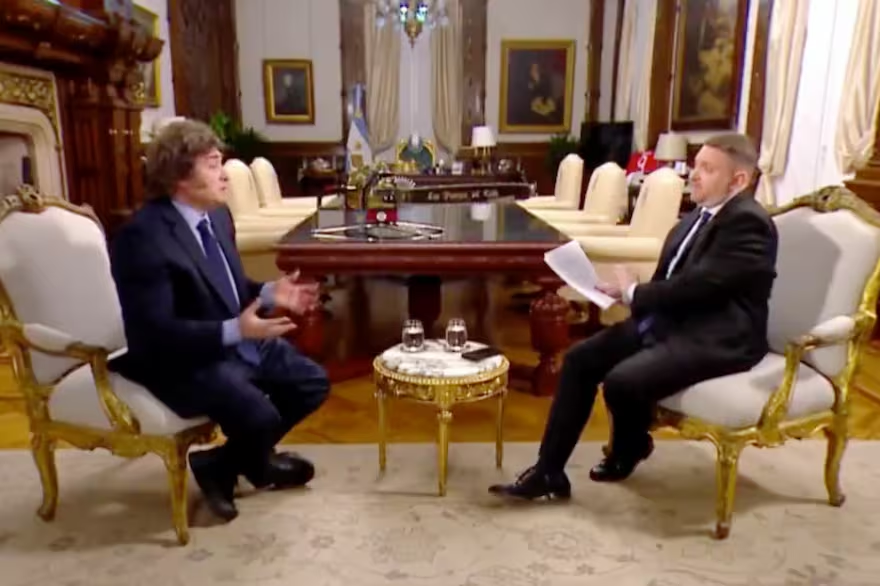 Santiago Caputo interrumpió la entrevista a Javier Milei sobre $LIBRA y el Gobierno salió a dar explicaciones