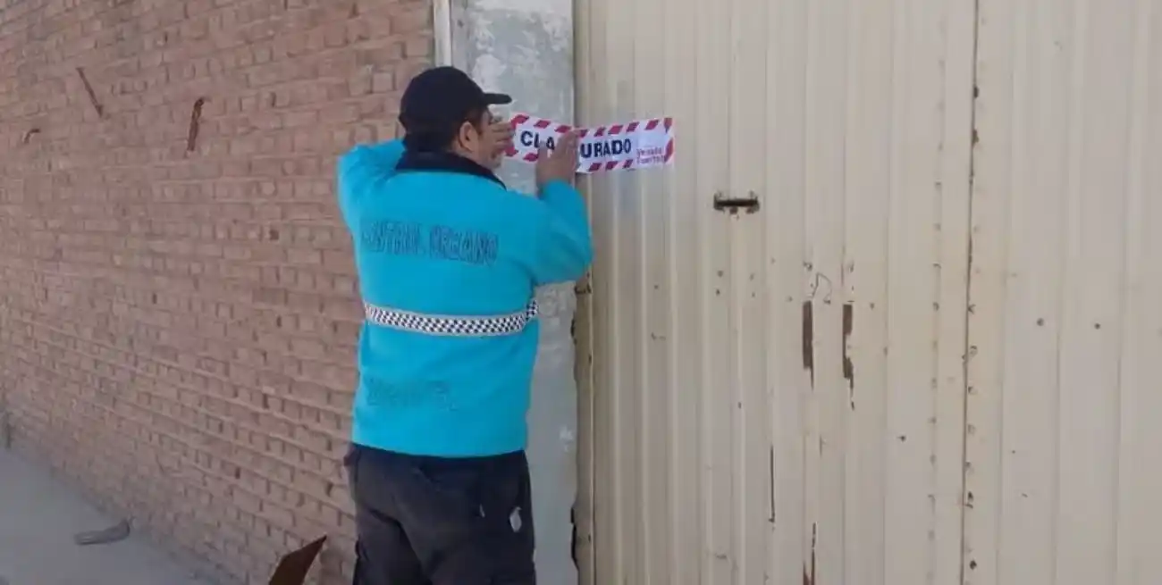 l momento en que el personal municipal lleva adelante la clausura del local.