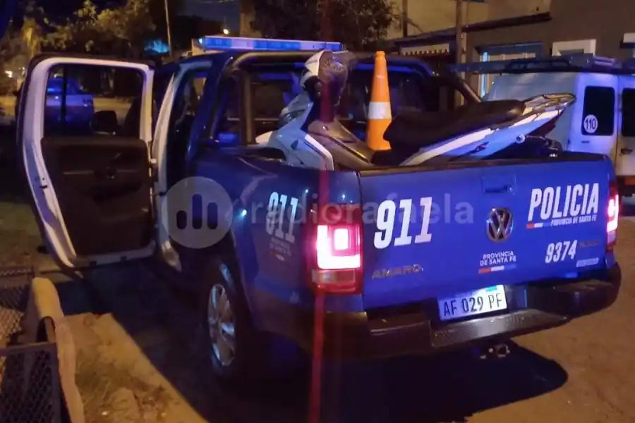 Por las cámaras, lo vieron arrojando una caja registradora y una campera