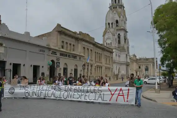 Las docentes de jardines municipales volvieron a manifestarse y el tema generó cruces en el Concejo