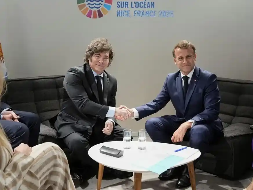 Javier Milei junto a Emmanuel Macron. Crédito: Laurent Cipriani/Reuters