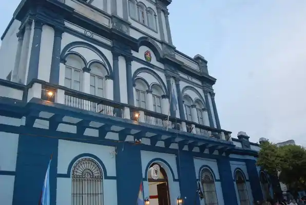 Lo aprehendieron, su papá lo buscó ebrio y quedaron los dos detenidos 