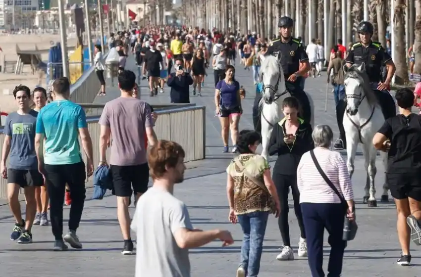 Sin distanciamiento, pero con barbijos y test, Barcelona reunirá a 22 mil espectadores