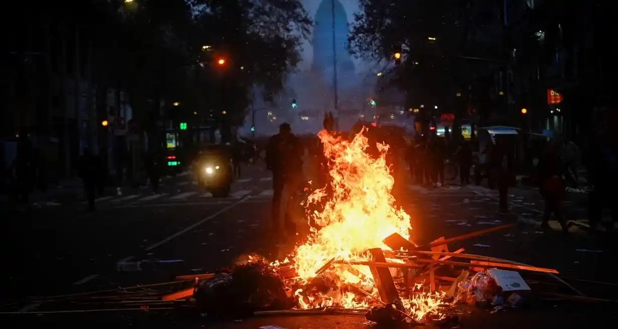 El gobierno lanzó un fuerte comunicado sobre los incidentes. Crédito: Reuters/Mariana Nedelcu