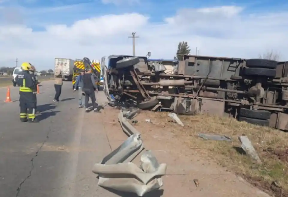 Perdió el control de su camión, arrancó casi 25 metros de guardrail y terminó volcado