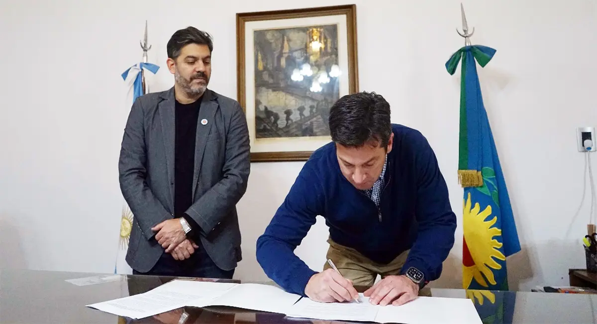 El intendente Arturo Rojas firma convenio junto al ministro Carlos Bianco