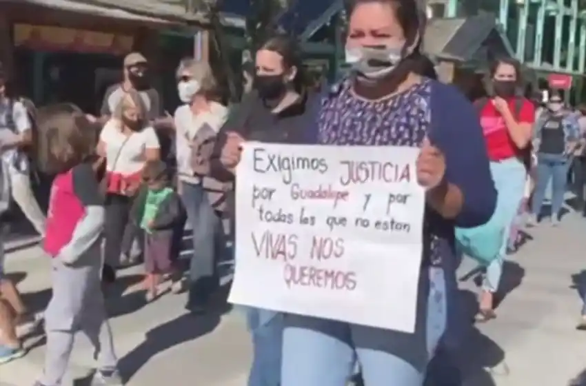 Protestas en Villa la Angostura tras el femicidio de Guadalupe Curual