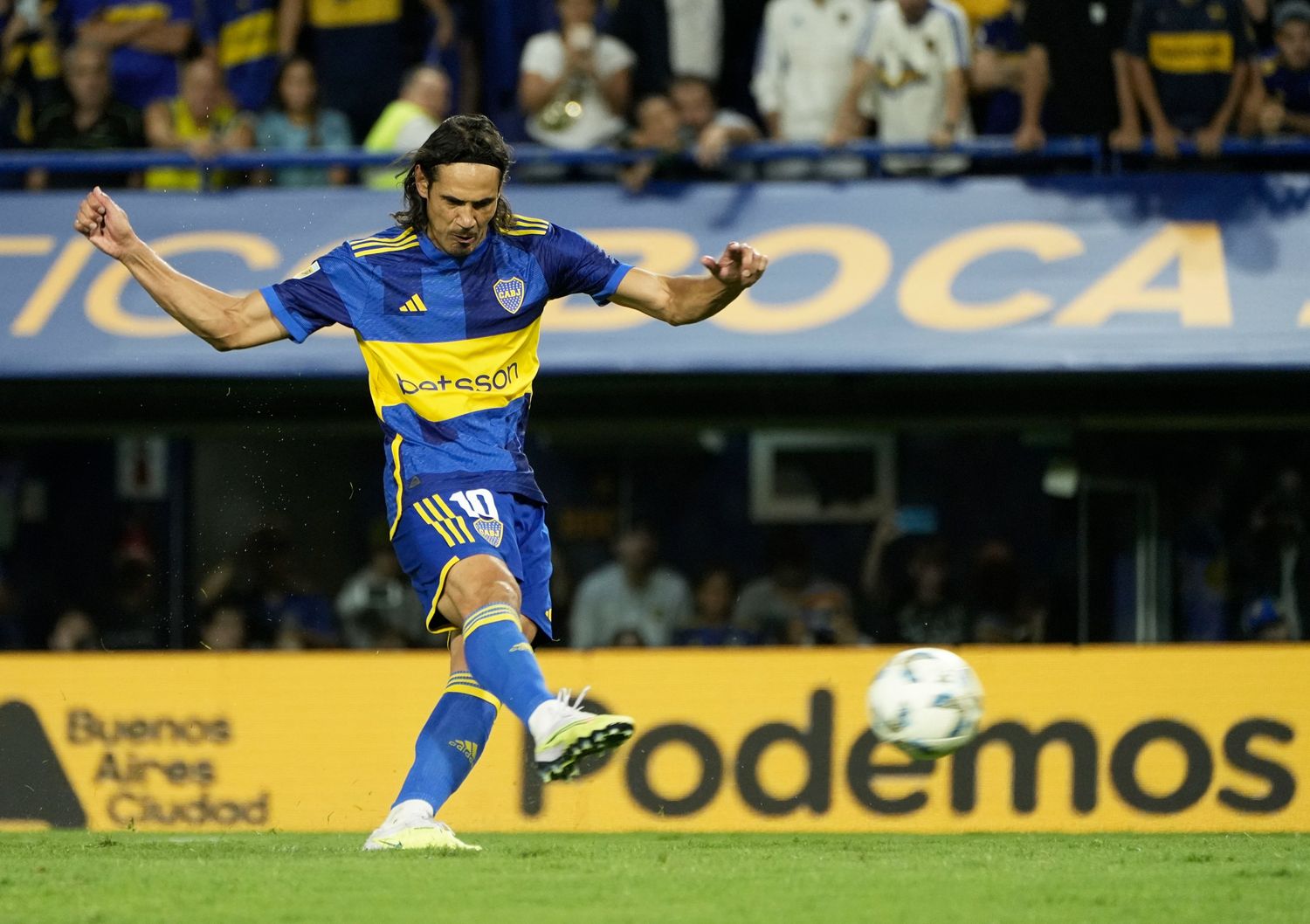 Cavani cortó la sequia y se despachó con un triplete.