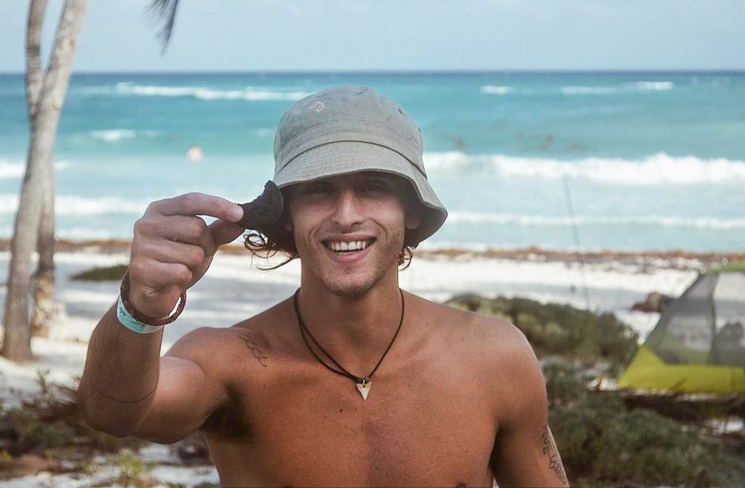 Falleció uno de los tres jóvenes atacados en una playa mexicana
