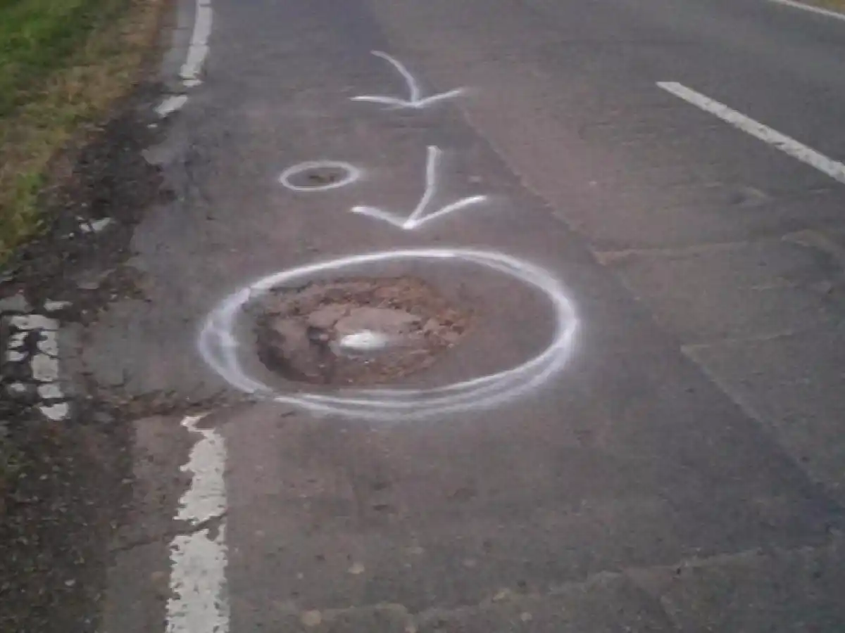 Vecino pintó los baches de un tramo de la ruta 158