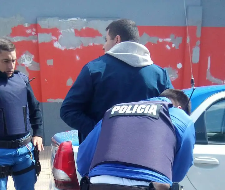 Con un palo agredió a policías luego de discutir con su pareja