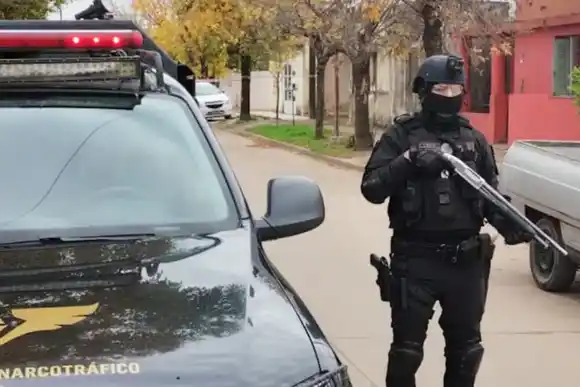 Dos allanamientos y un narco detenido en la región con 325 dosis de marihuana