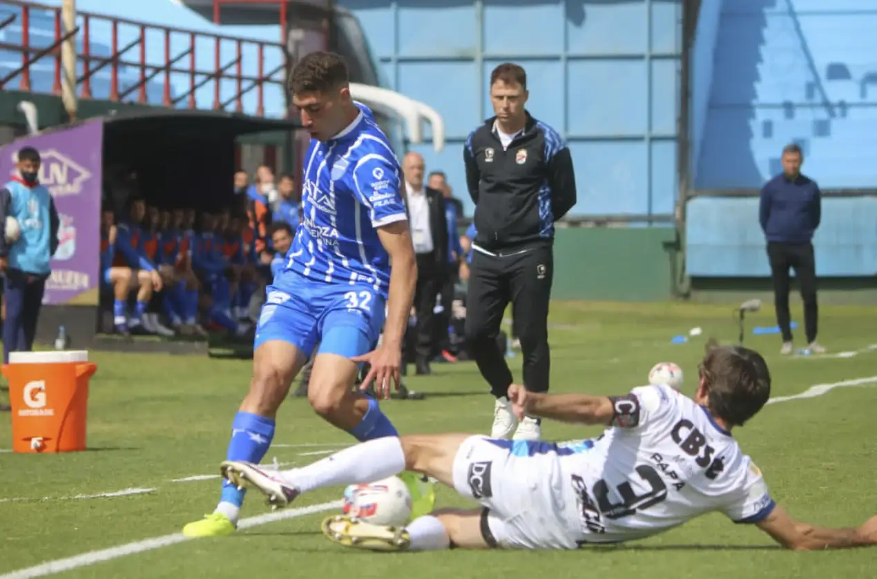 Papa va al piso ante Abrego.