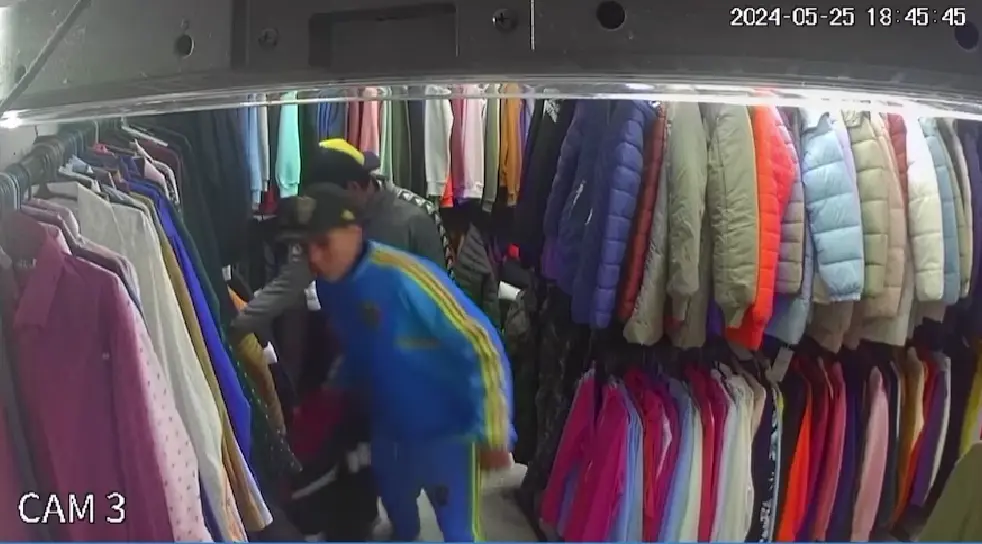 Los delincuentes quedaron registrados por las cámaras del local.