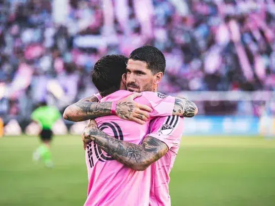 Messi celebra con De Paul el triunfo de Las Garzas en la Legueas Cup. Foto:AP