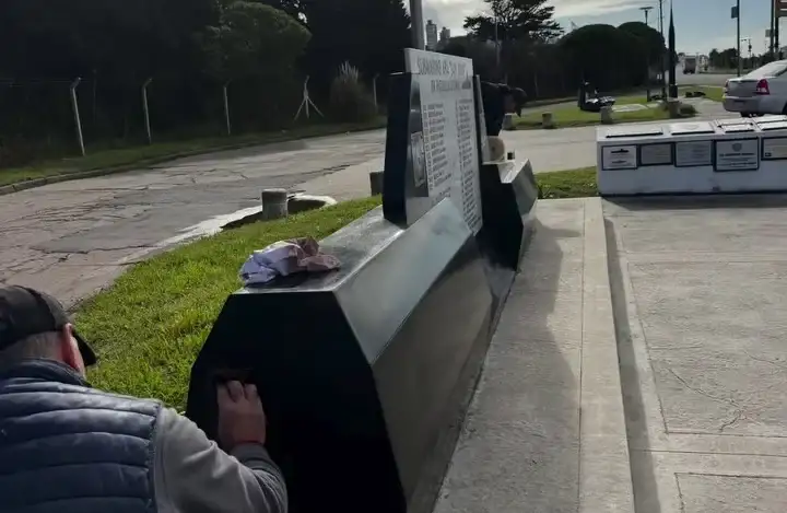 La obra había sido vandalizada y había generado gran repudio.