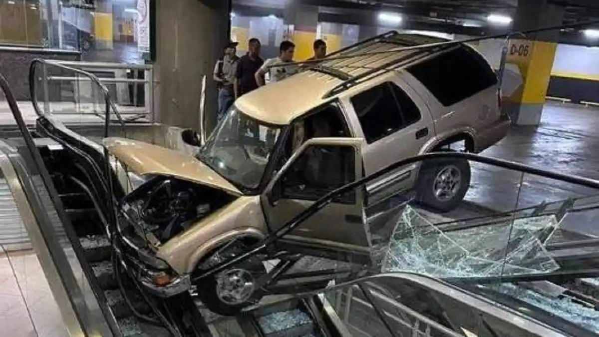 ¡TREMENDO SUSTO! Camioneta embiste contra cristales y cae en escaleras mecánicas del SAMBIL