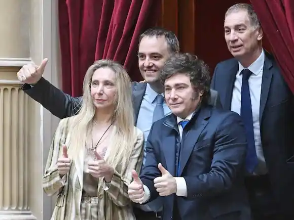 Milei irrumpe en el Congreso mientras asumen los nuevos diputados