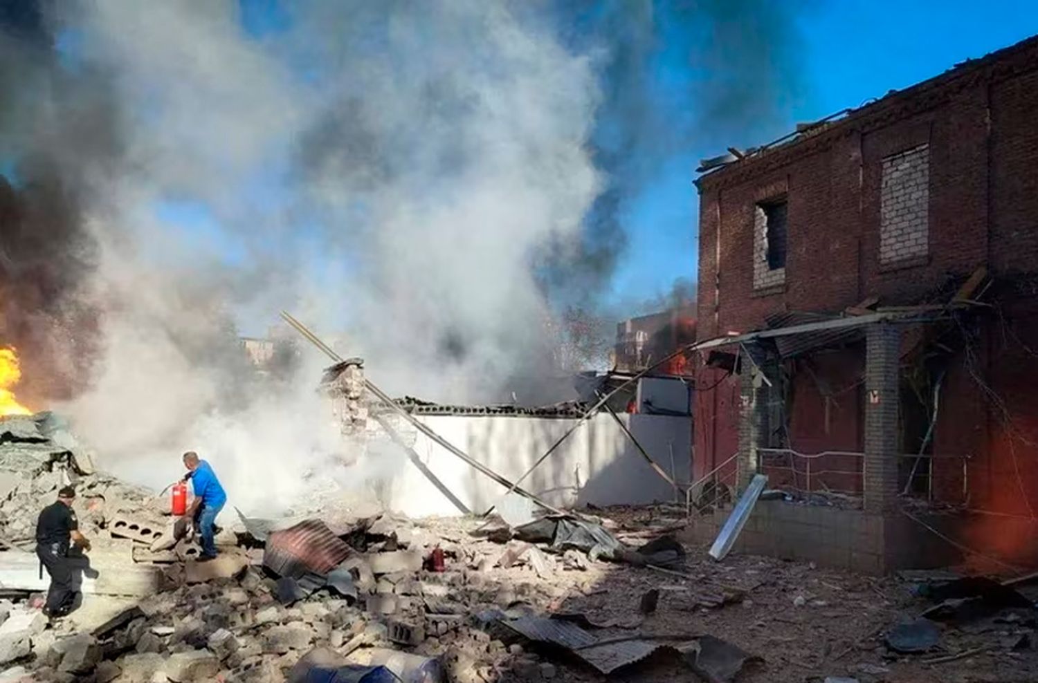 Al menos cuatro muertos y decenas de heridos tras una serie de ataques rusos contra varias ciudades y pueblos de Ucrania