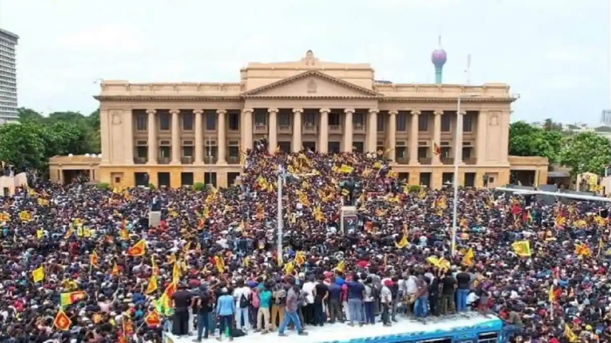 PRESIDENTE DE SRI LANKA HUYE de su residencia asaltada por manifestantes