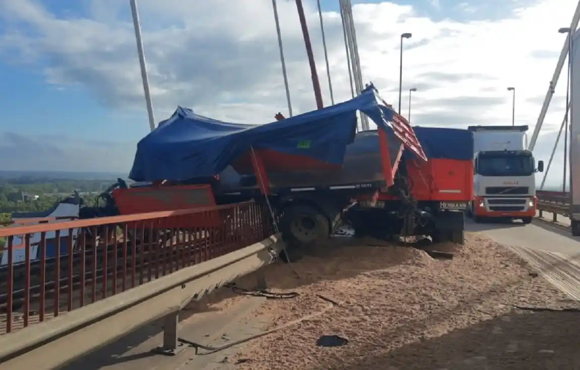 Impresionante accidente en Zárate-Brazo Largo: un camión rompió una baranda y quedó colgando