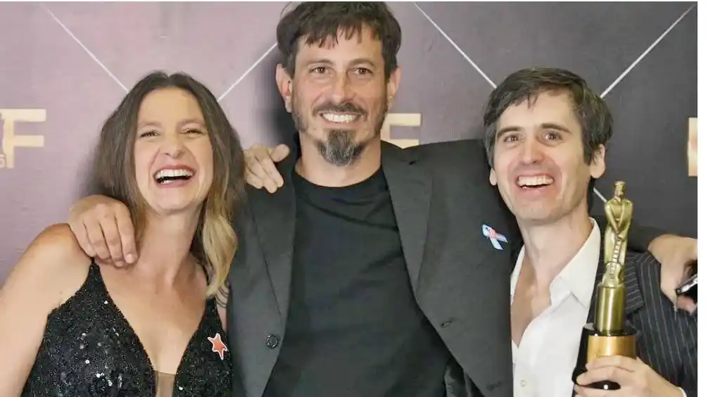Científicos que subieron al escenario a recibir el premio