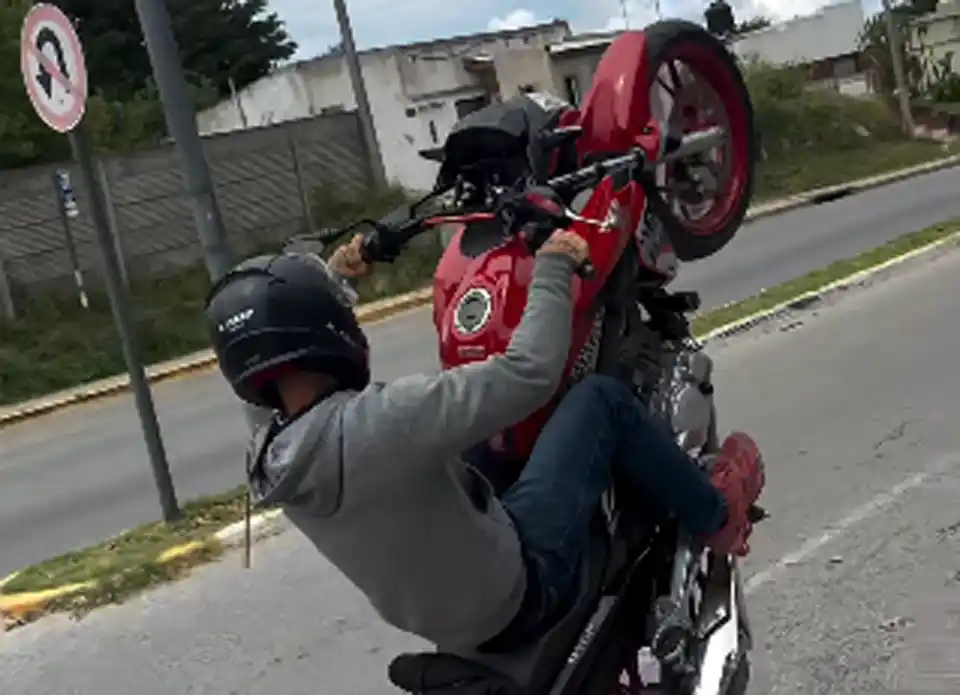 Haciendo wheelie por avenida Lunghi