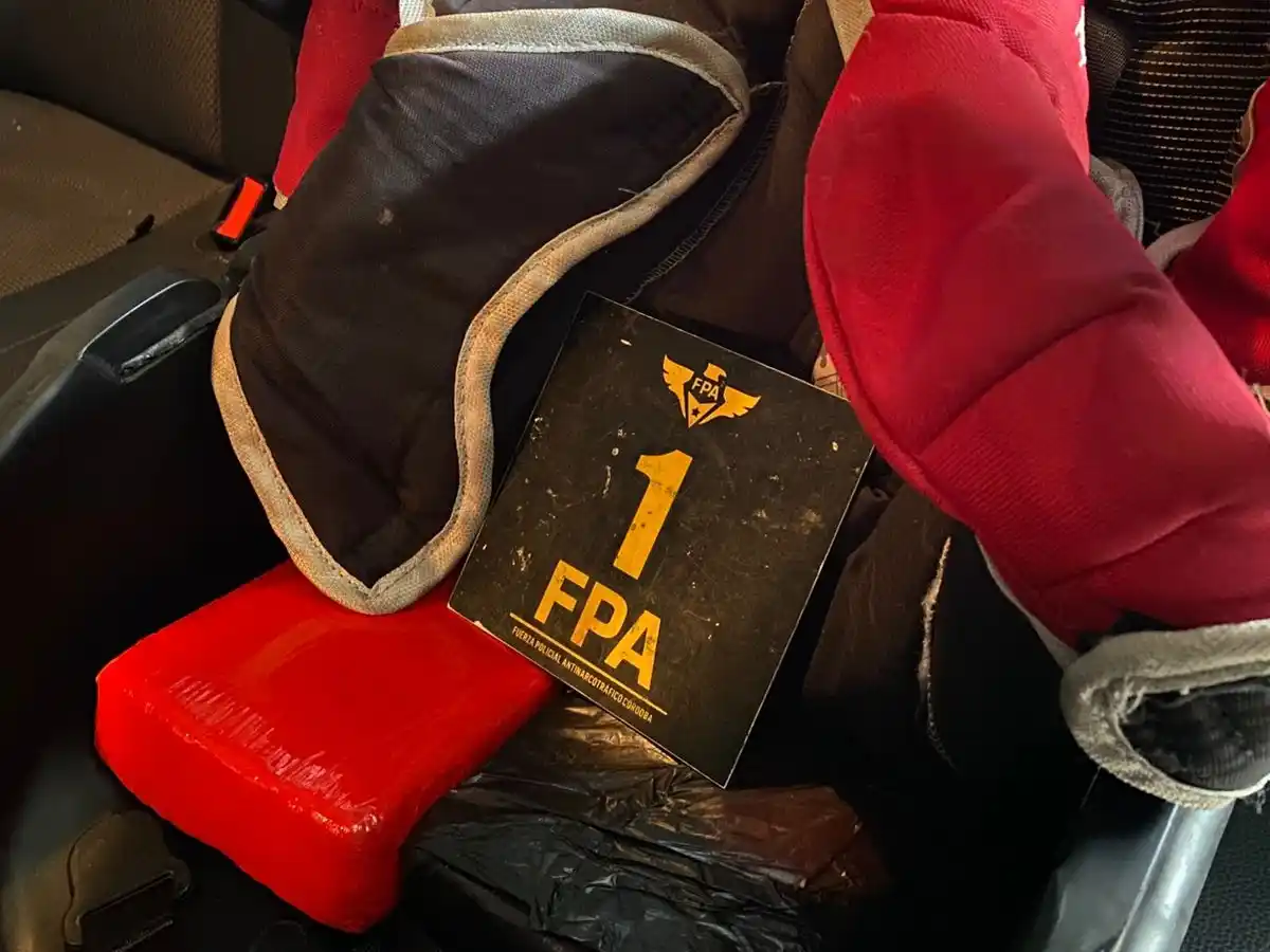 Ocultaban cocaína en una butaca de bebé: tres detenidos en Morteros