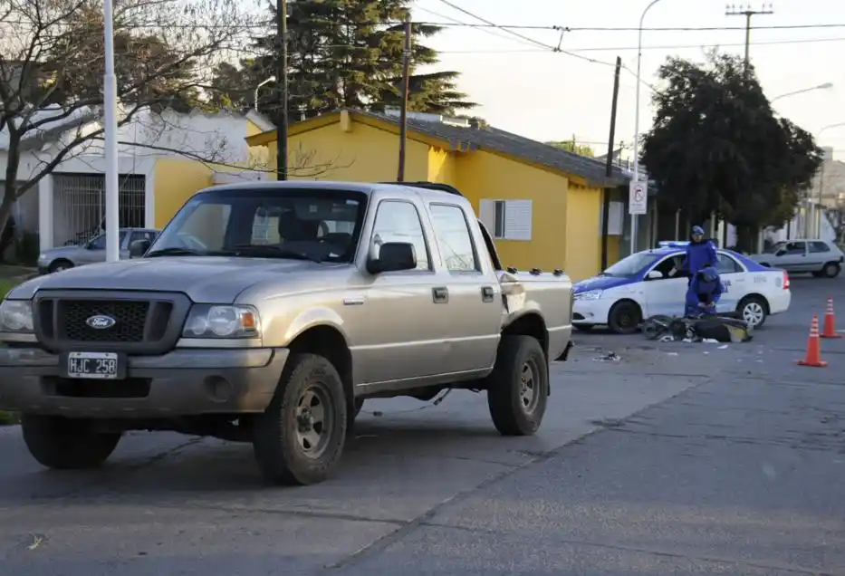 Es grave el estado de un joven que chocó con su moto contra una pick up