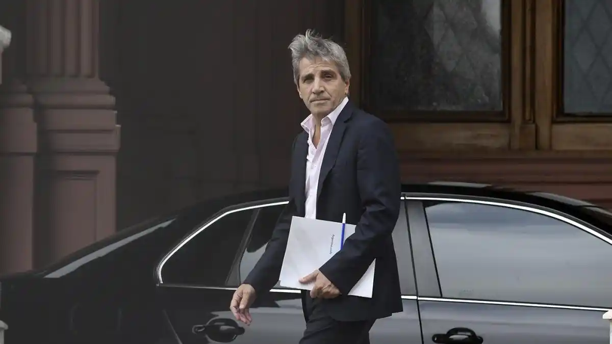 Caputo afirmó que la dolarización y el cierre del BCRA siguen siendo banderas del Gobierno