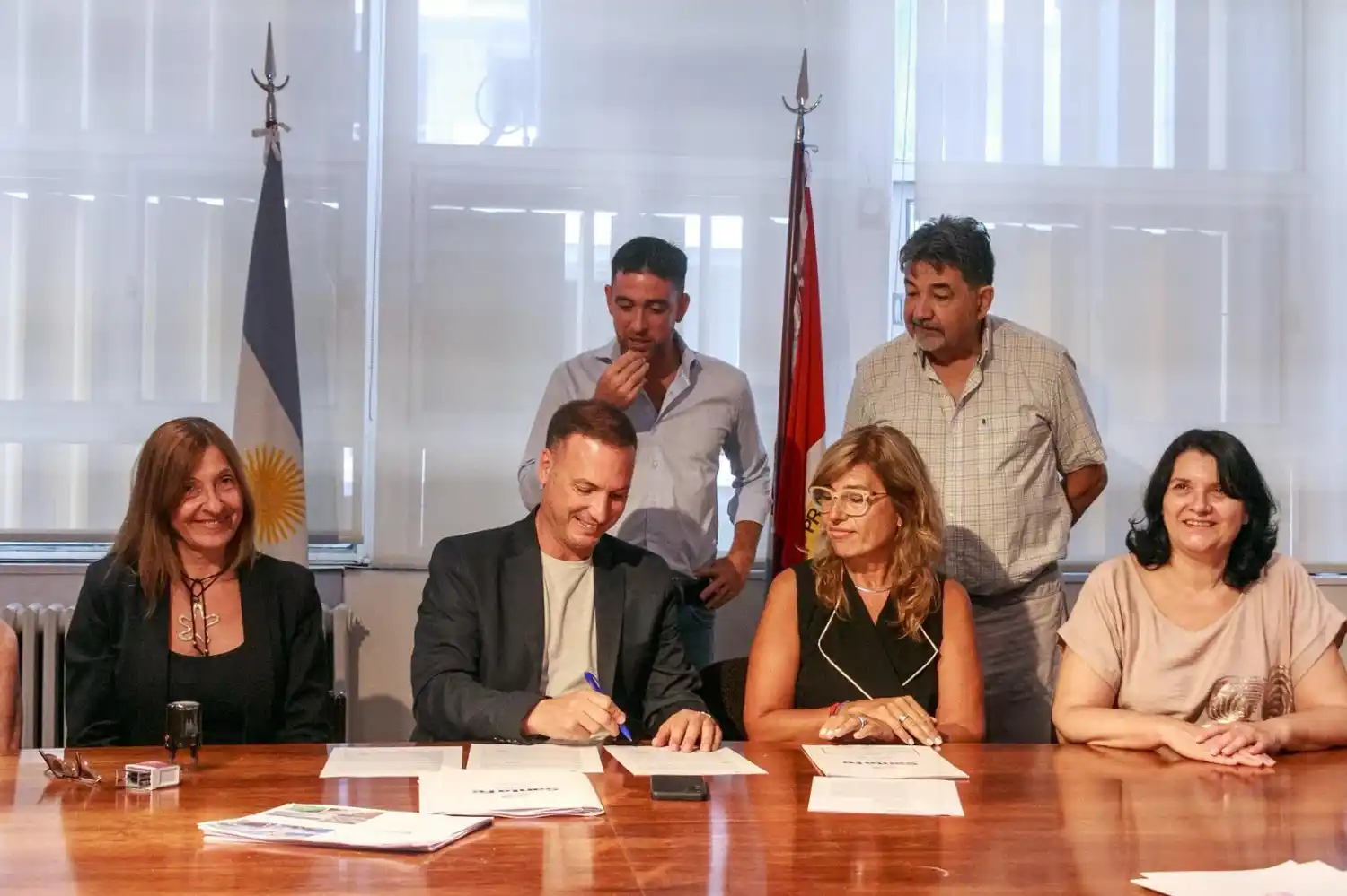 El momento de la firma de los convenios.
