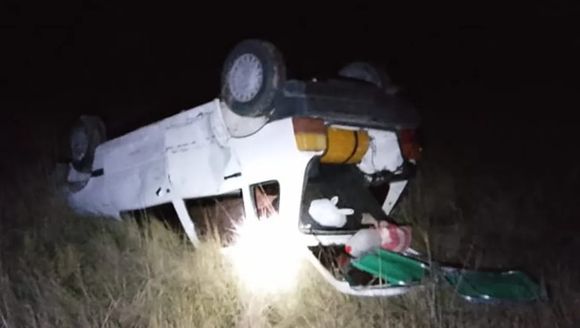 Ruta 3: Un auto quiso pasar a un camión, chocó contra un jabalí y volcó