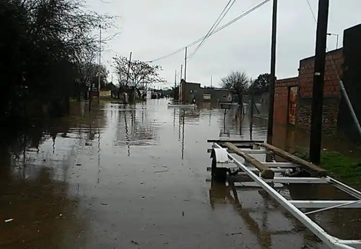 Arrecifes: Continúan evacuadas 300 personas por el desborde del río