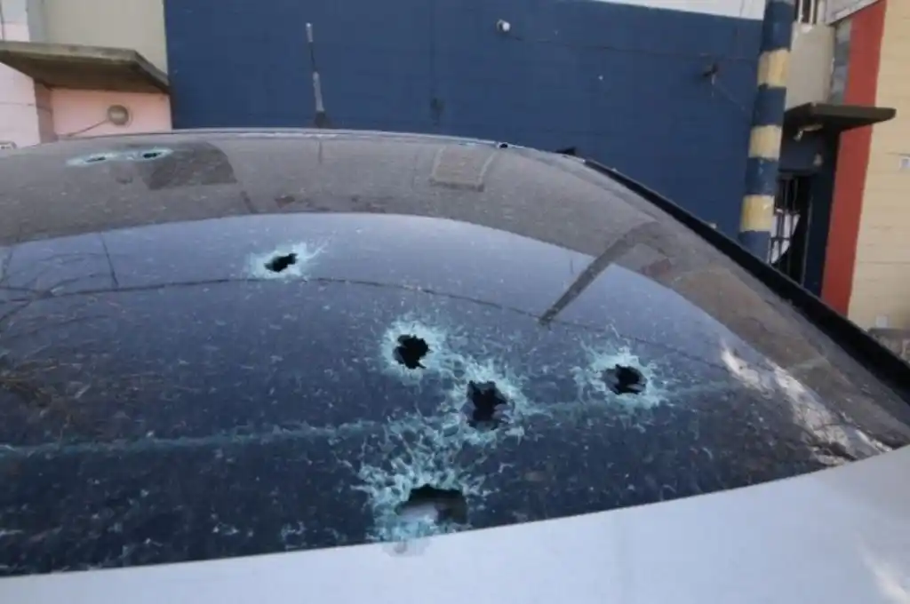 Atacaron a balazos el auto y la vivienda de una taxista