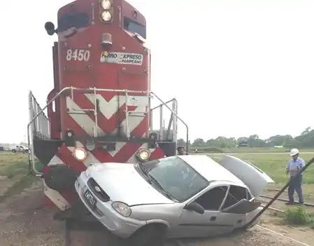 Un tren arrolló a un auto en Pehuajó: Hay un herido grave