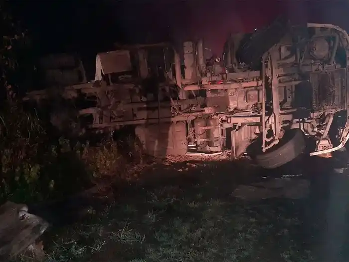 Una mujer resultó herida tras el vuelco de un camión en el acceso a Ibicuy