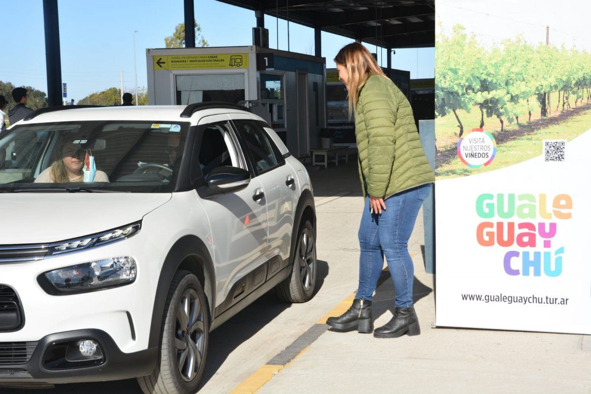 Gualeguaychú vuelve a promocionarse en el Puente Internacional en búsqueda de turistas uruguayos