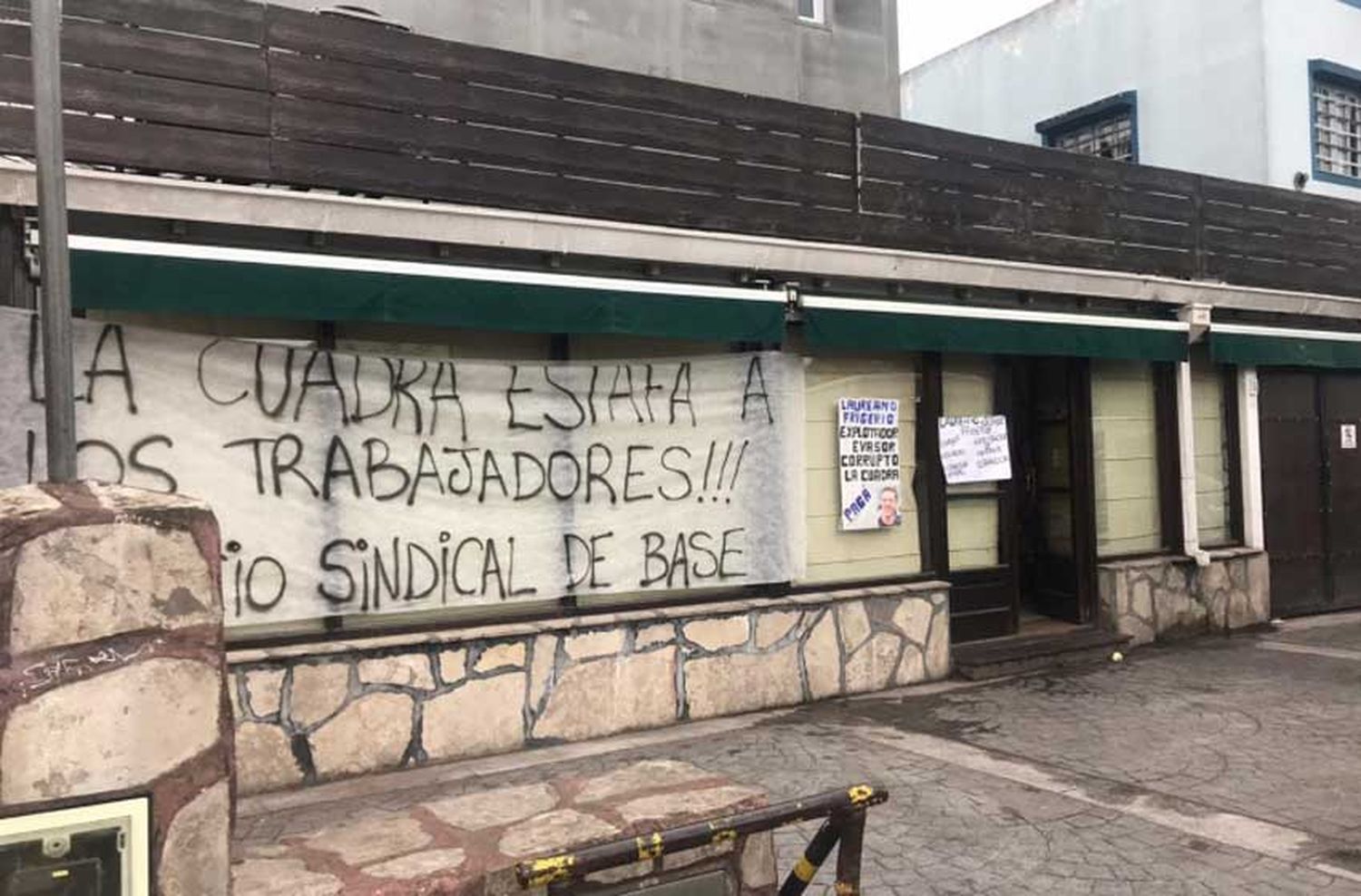 Denuncian a los dueños de la panadería La Cuadra: "Son unos estafadores"