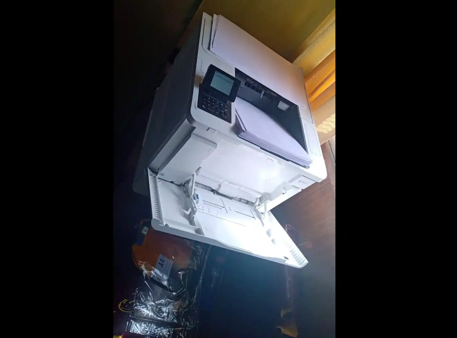 La secundaria 11 recibe donaciones de resmas A4 para los cuadernillos de los chicos