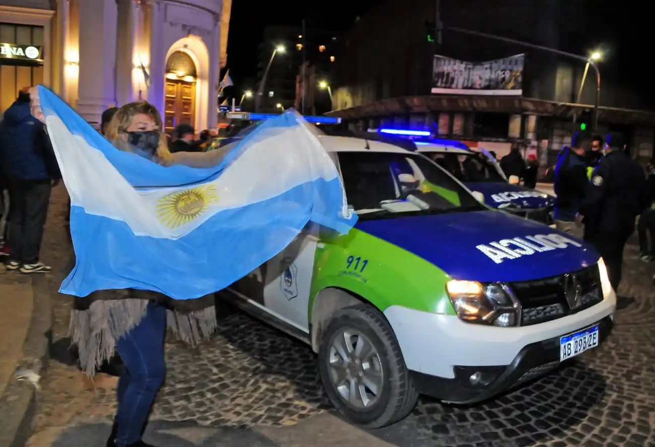 Unos 200 efectivos de la Policía bonaerense se manifestaron en la Plaza Independencia
