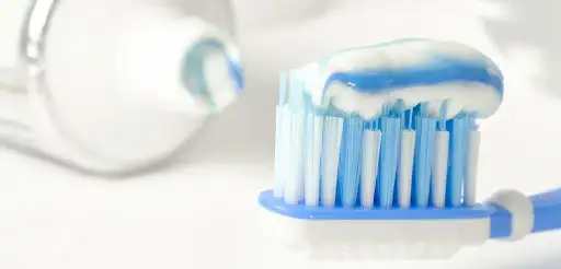 Pastas dentales neutralizan el 99,9% del Covid en dos minutos según estudios científicos