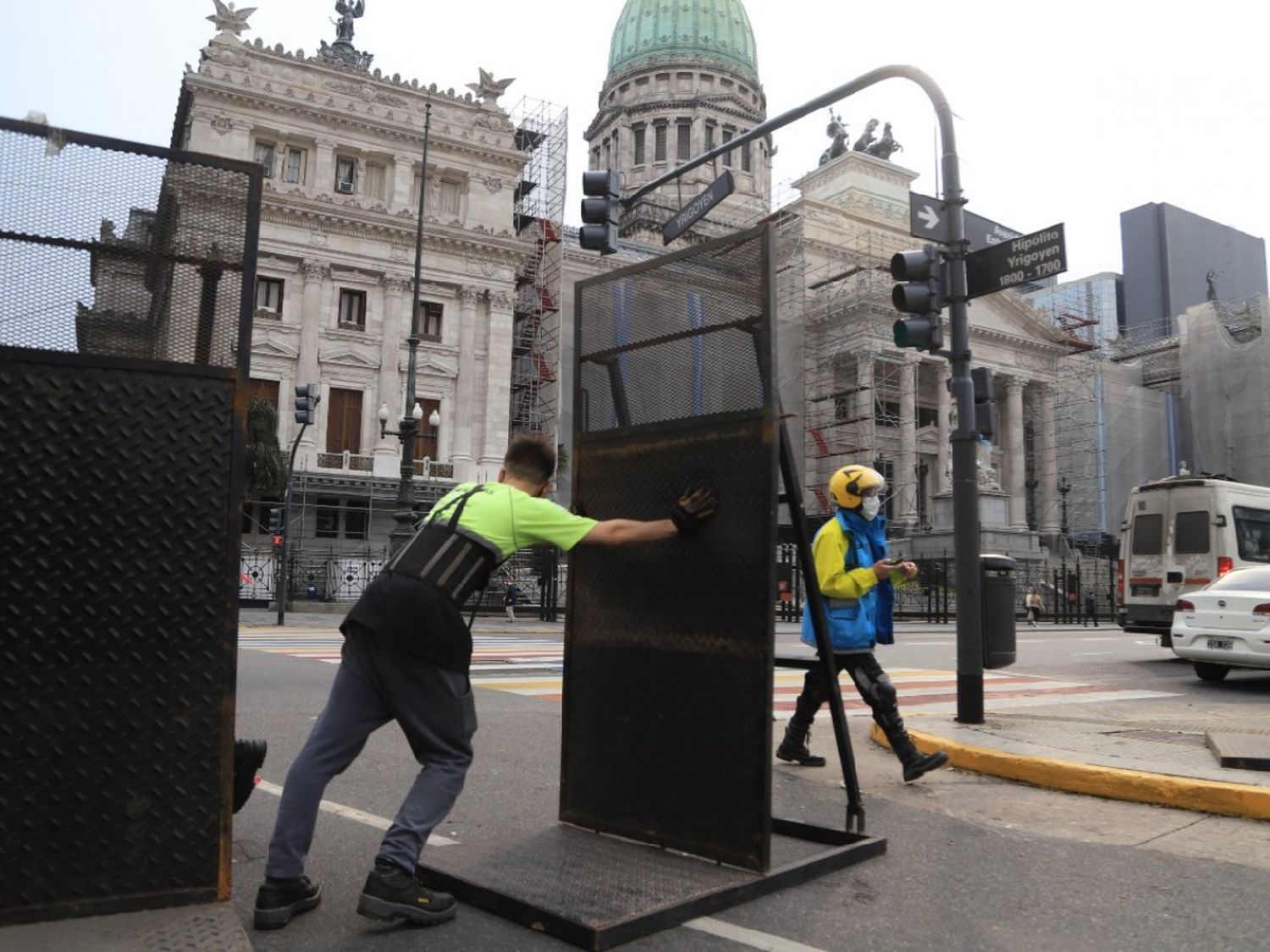 El Congreso permanece vallado a la espera de las movilizaciones en contra del acuerdo con el FMI