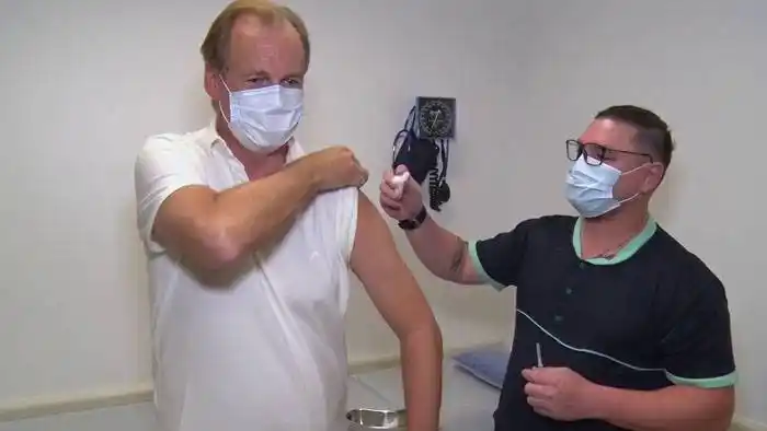 Bordet recibió la segunda dosis de la vacuna 