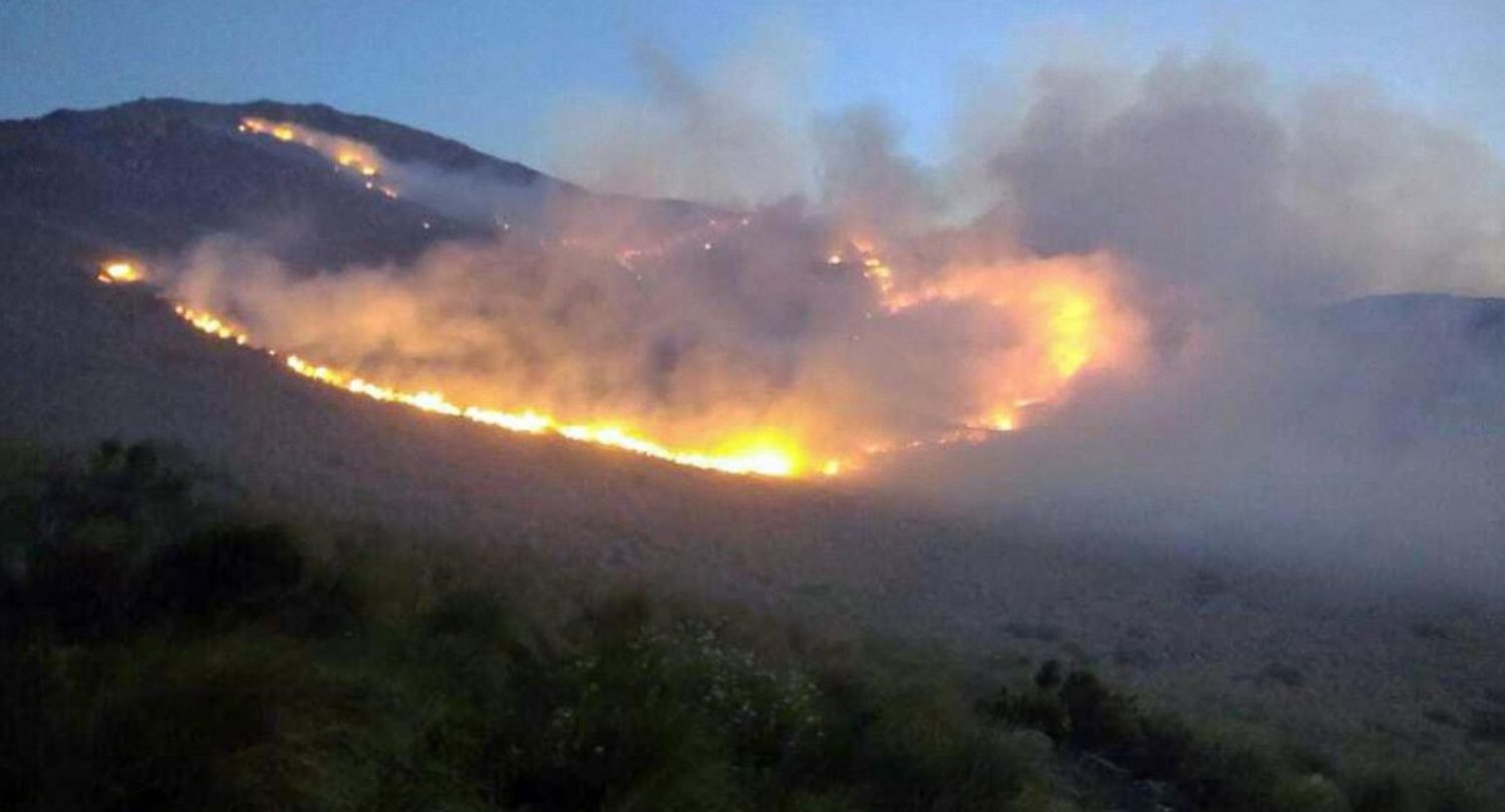 El viento y el calor fagocitan al menos 4 incendios en la provincia.
