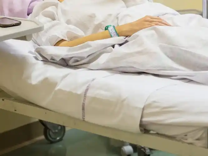 Usó un imán para tratar de matar a su esposa, que tenía una válvula en la cabeza