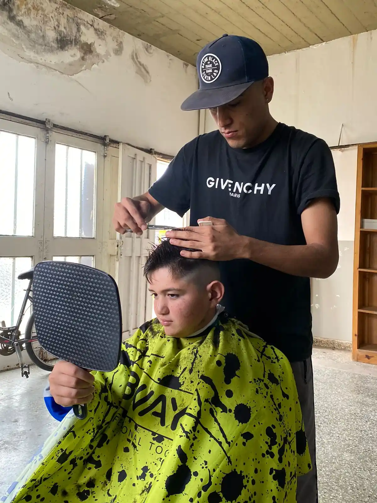 El programa Tijeras Solidarias recorre todos los barrios de la ciudad.